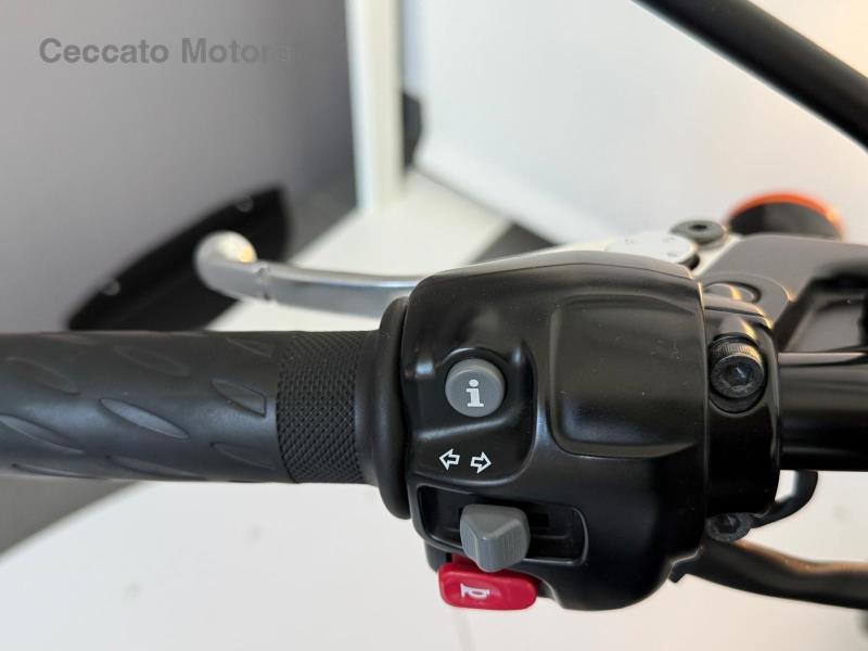 TRIUMPH Bonneville 900 T100 Black