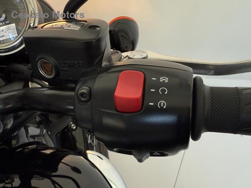 TRIUMPH Bonneville 900 T100 Black