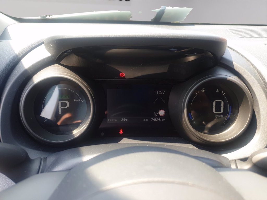 TOYOTA Yaris 1.5h trend