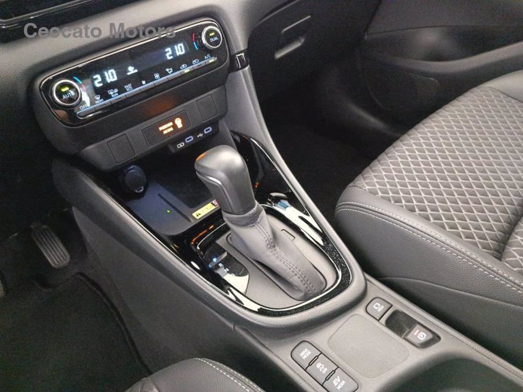 TOYOTA Yaris 1.5h 130 lounge