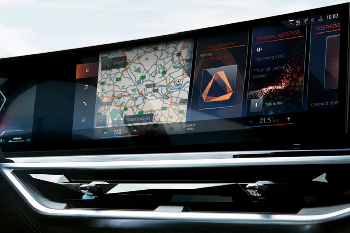 G06 Interior Curved Display 3