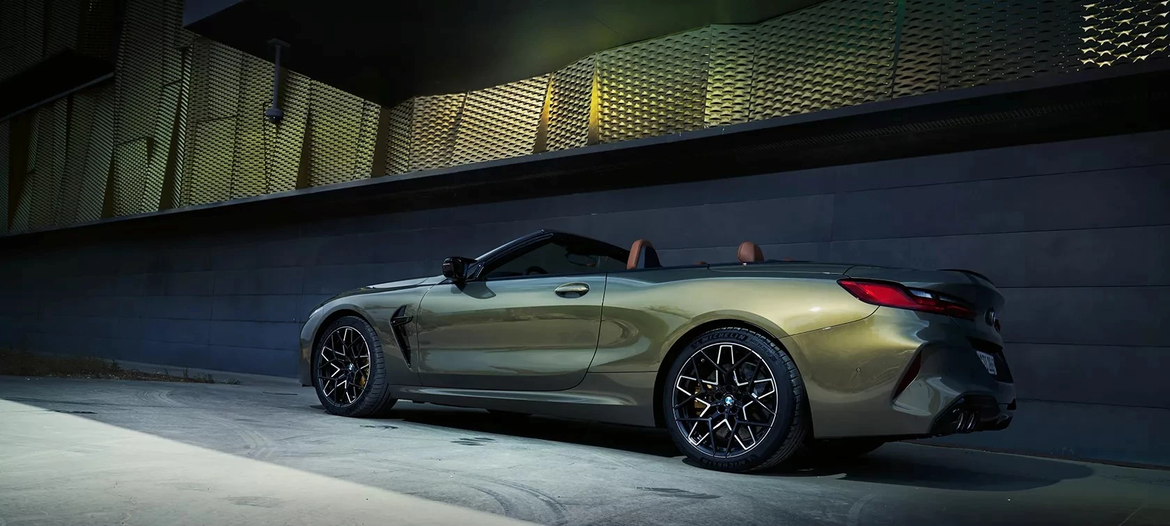 50 BMW M8 CABRIO Slide