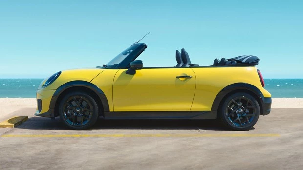 MINI Cabrio Gialla